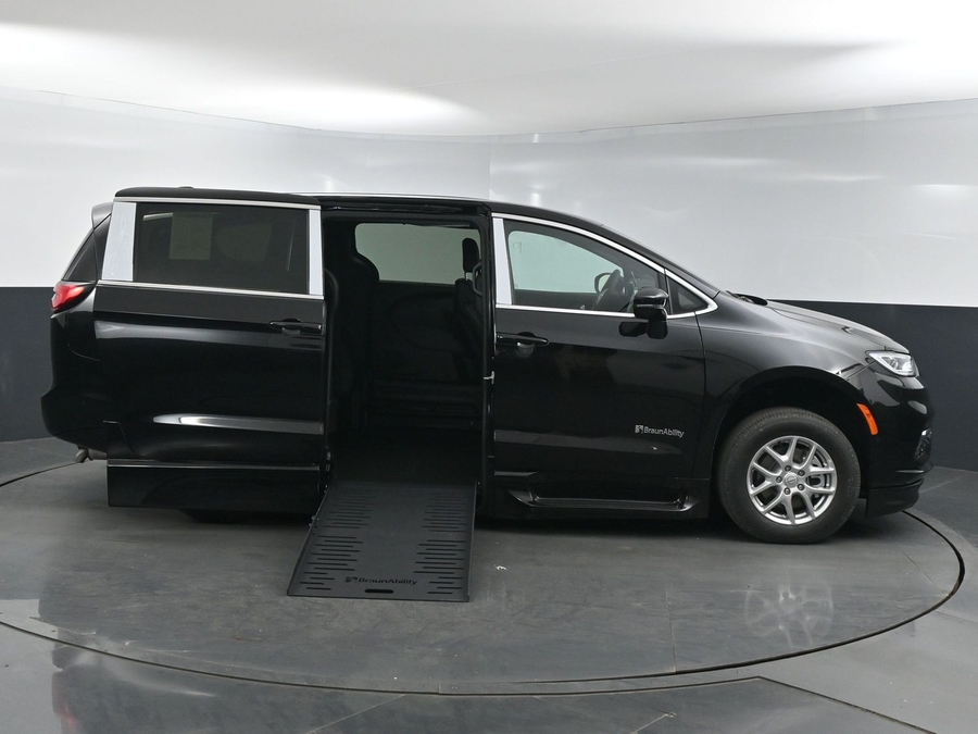 Black Chrysler Pacifica image number 7