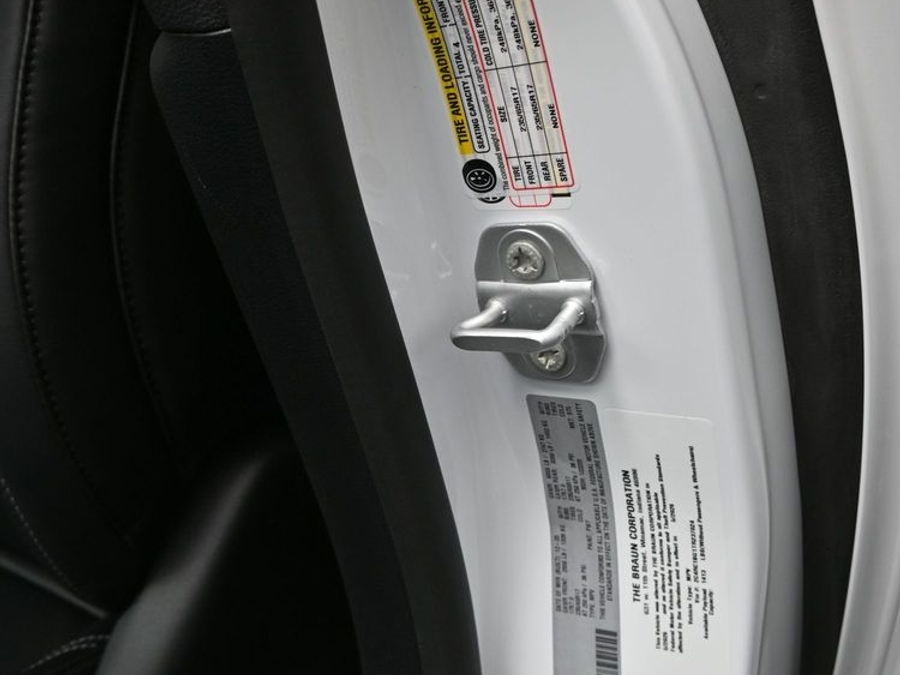 White Chrysler Pacifica image number 15