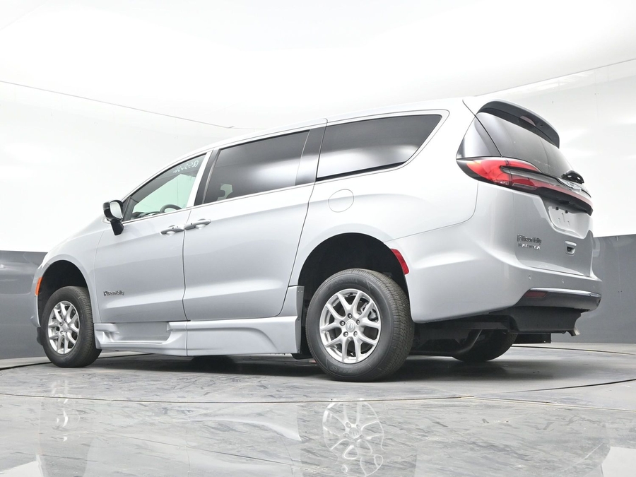 Silver Chrysler Pacifica image number 22