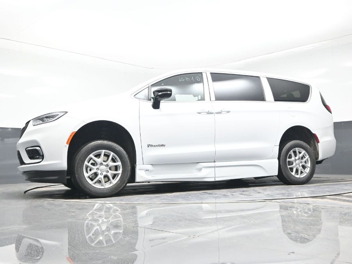 White Chrysler Pacifica image number 19