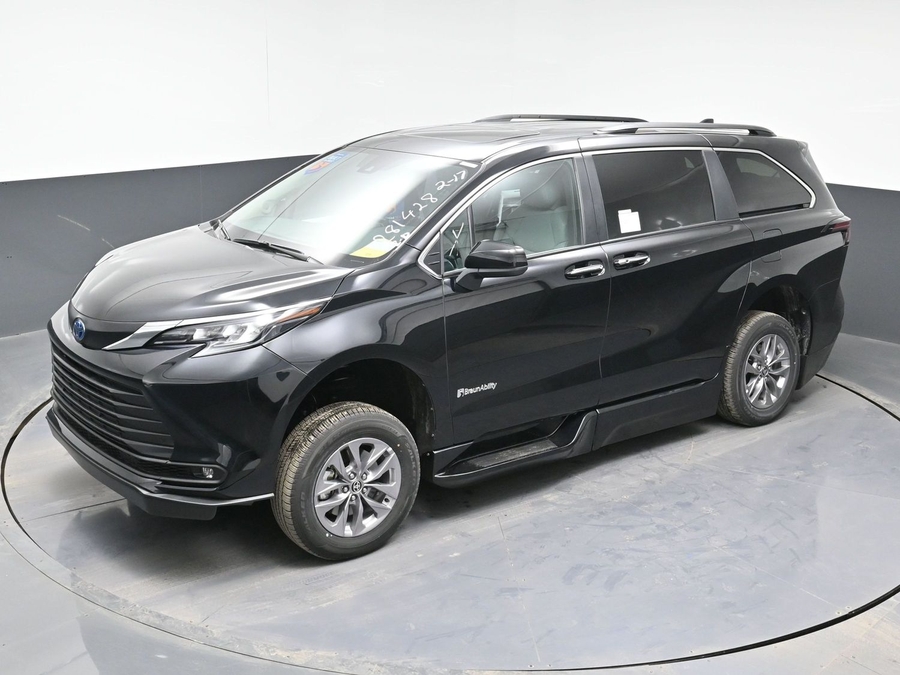 Black Toyota Sienna image number 23