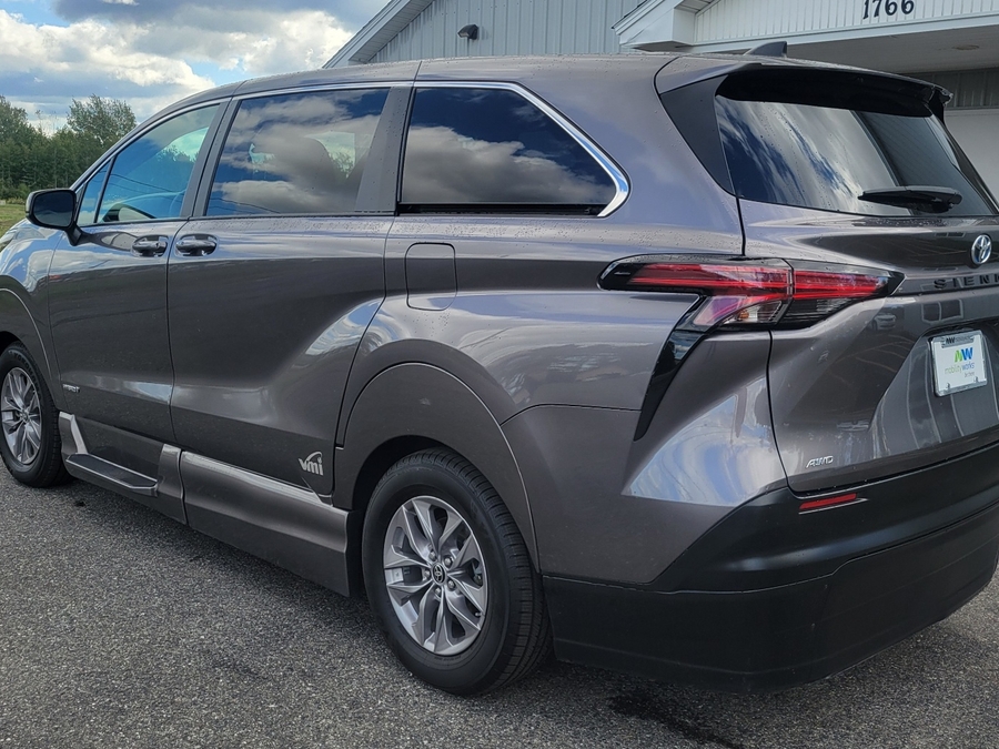 Grey Toyota Sienna image number 9