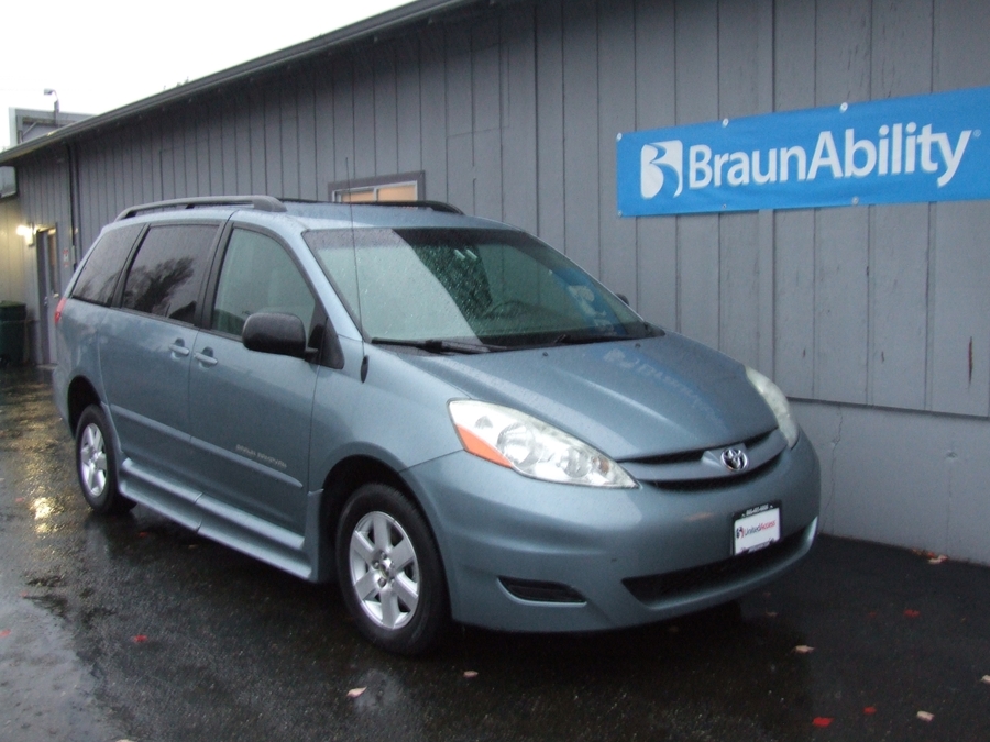 Used 2008 Toyota Sienna LE - BraunAbility Side Entry Entry Fold Out Automatic Ramp
