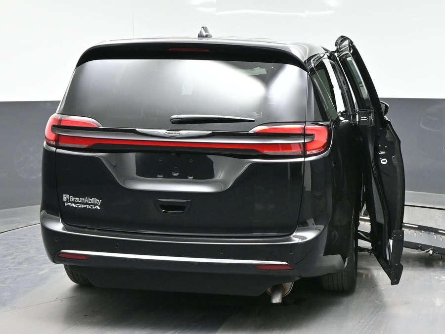 Black Chrysler Pacifica image number 3