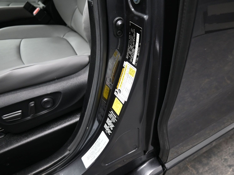 Grey Toyota Sienna image number 16