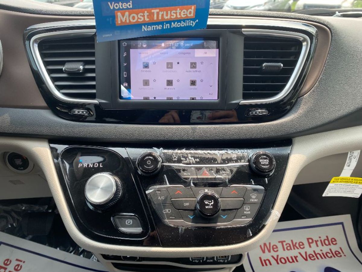 Silver Chrysler Voyager image number 10