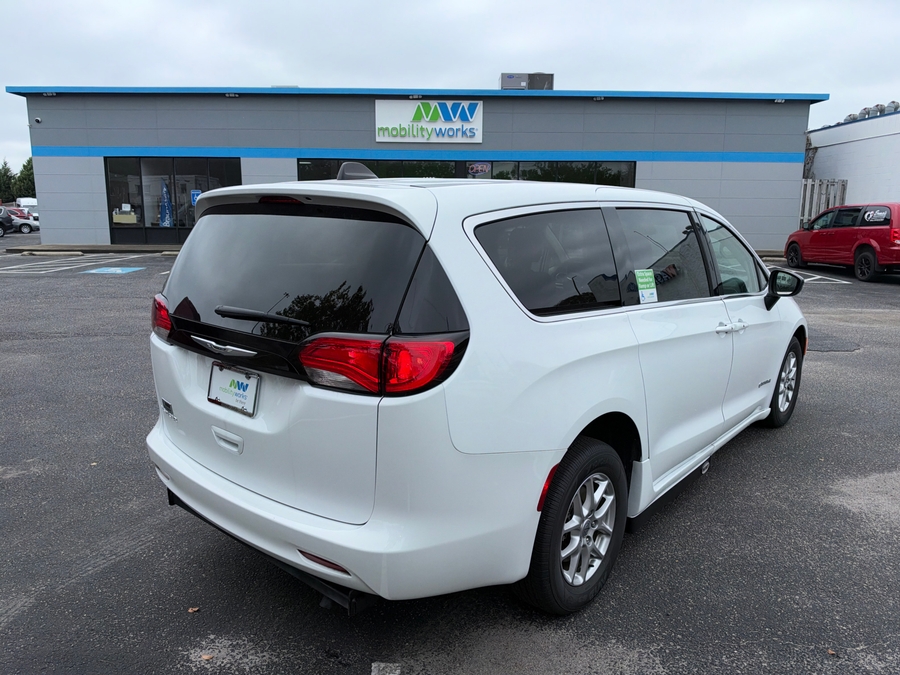White Chrysler Voyager image number 35
