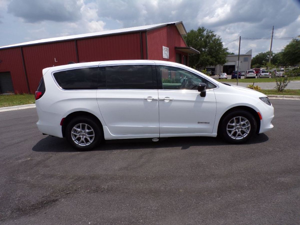 White Chrysler Voyager image number 8