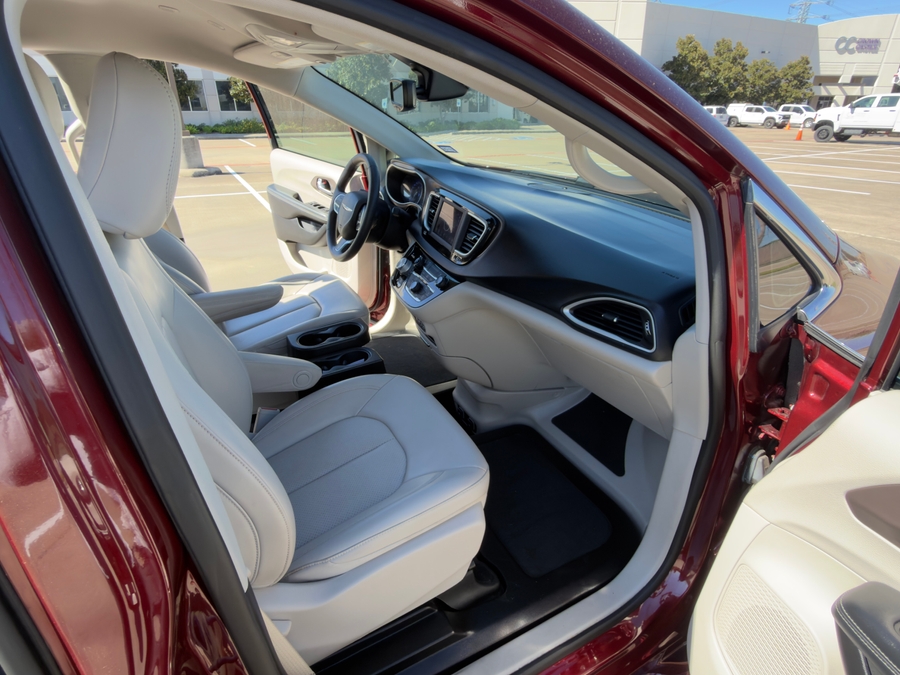 Used 2021 Chrysler Voyager LXi - BraunAbility Side Entry Entry In Floor Automatic Ramp