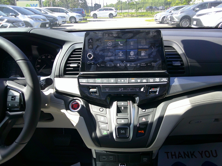 White Honda Odyssey image number 13
