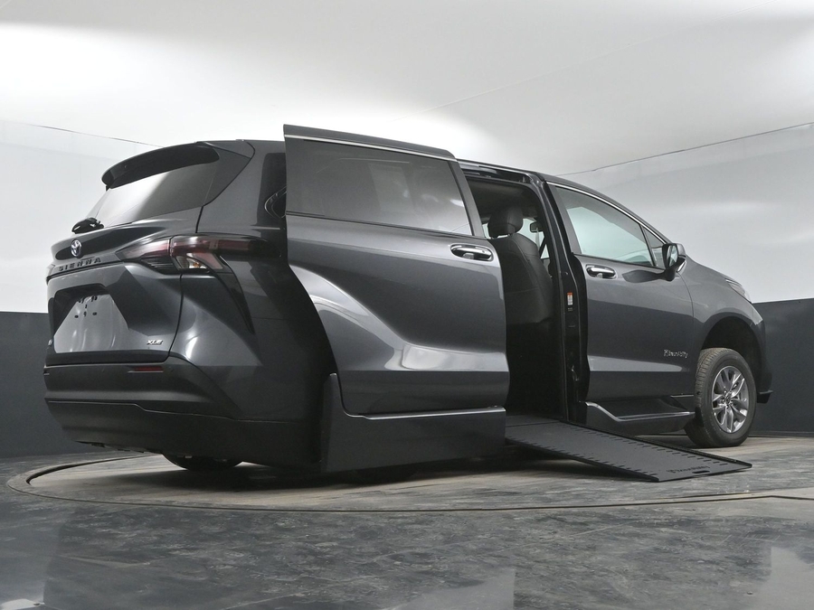 New 2025 Toyota Sienna Hybrid XLE Base - BraunAbility Side Entry Entry In Floor Automatic Ramp