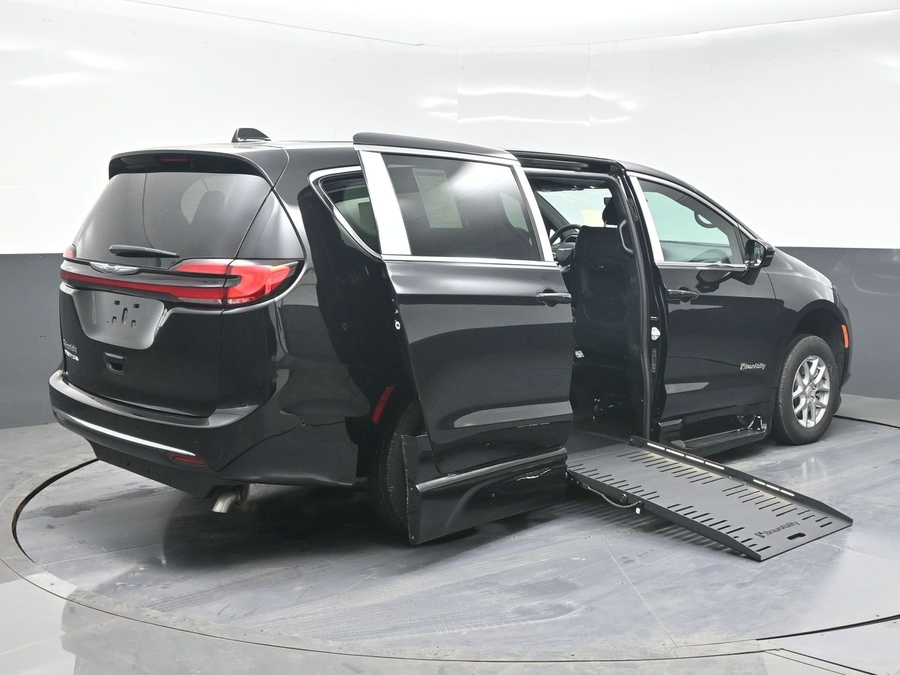 New 2025 Chrysler Pacifica Select Safety - BraunAbility Side Entry Entry Fold Out Automatic Ramp