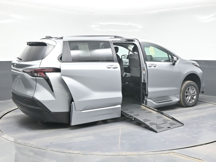 New 2025 Toyota Sienna Hybrid XLE Plus - BraunAbility Side Entry Entry Fold Out Automatic Ramp