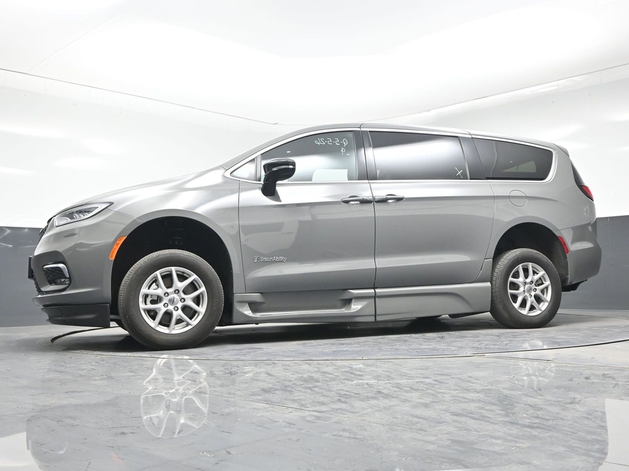 Used 2025 Chrysler Pacifica Select - BraunAbility Side Entry Entry Fold Out Automatic Ramp