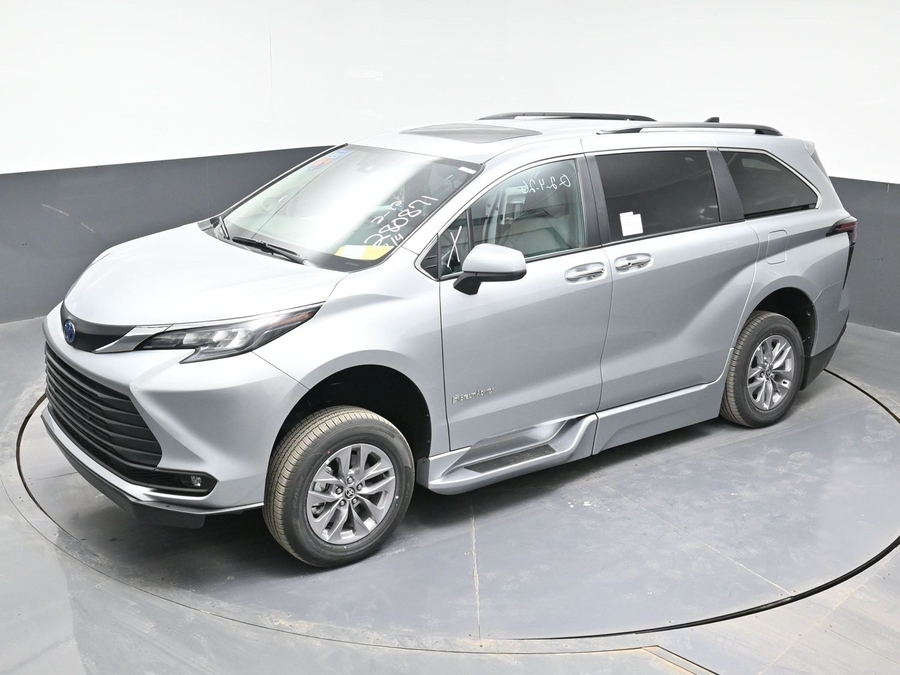 Silver Toyota Sienna image number 23