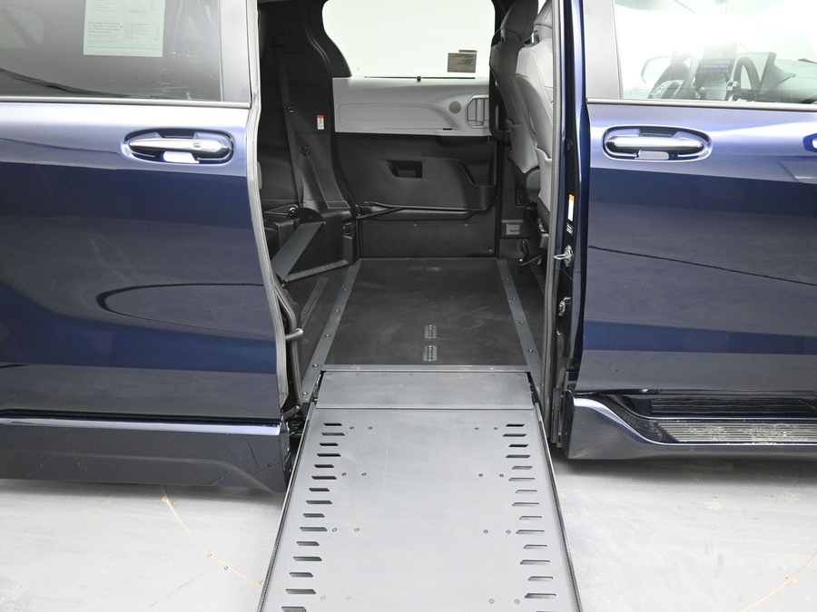 Blue Toyota Sienna image number 11