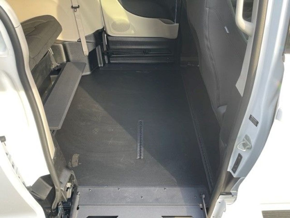 White Chrysler Voyager image number 10