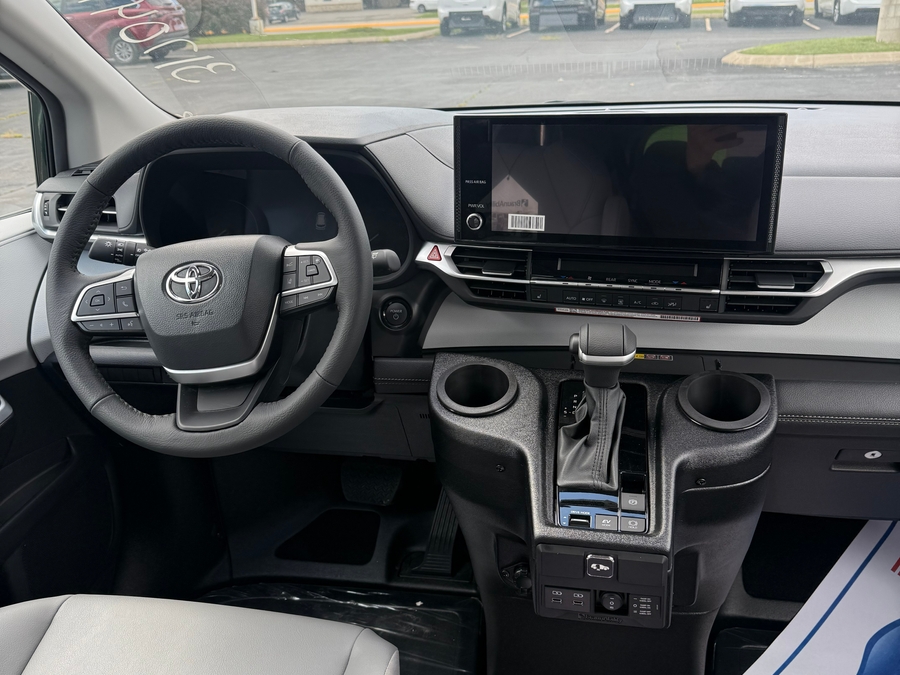 Green Toyota Sienna image number 9