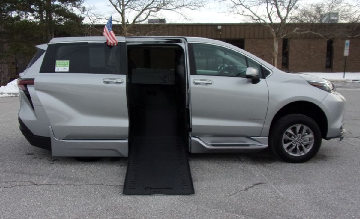 2025 Toyota Sienna XLE's photo