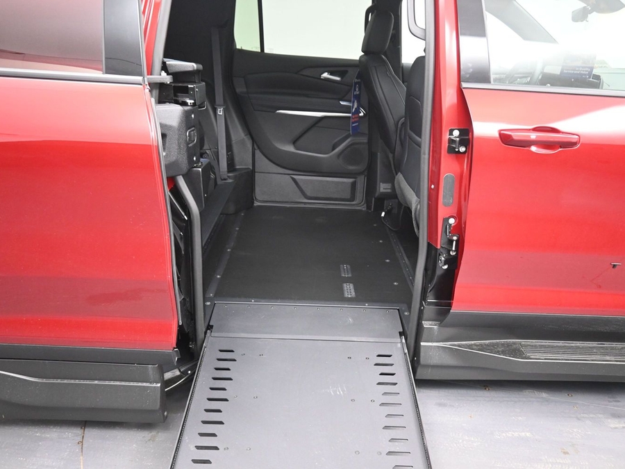 New 2026 Chevrolet Traverse 1LT Midnight - BraunAbility Side Entry In Floor Automatic Ramp