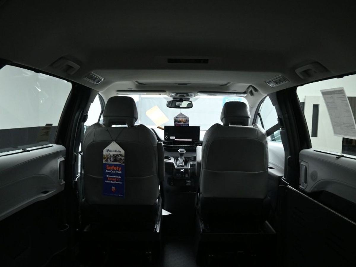 Black Toyota Sienna image number 14