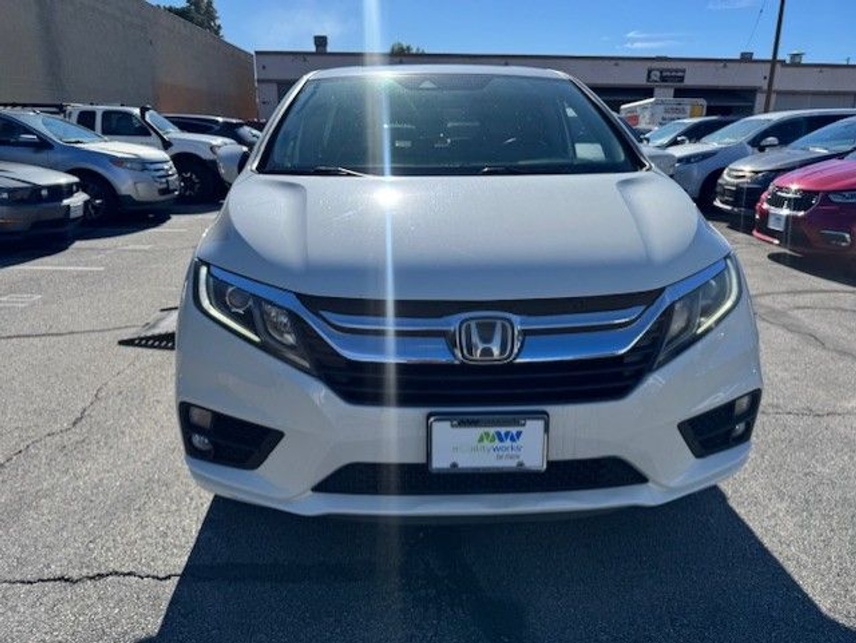 White Honda Odyssey image number 8