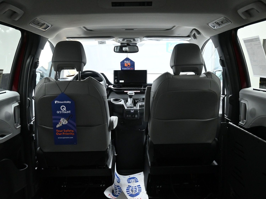 New 2026 Toyota Sienna Hybrid XLE Base - BraunAbility Side Entry Entry Fold Out Automatic Ramp