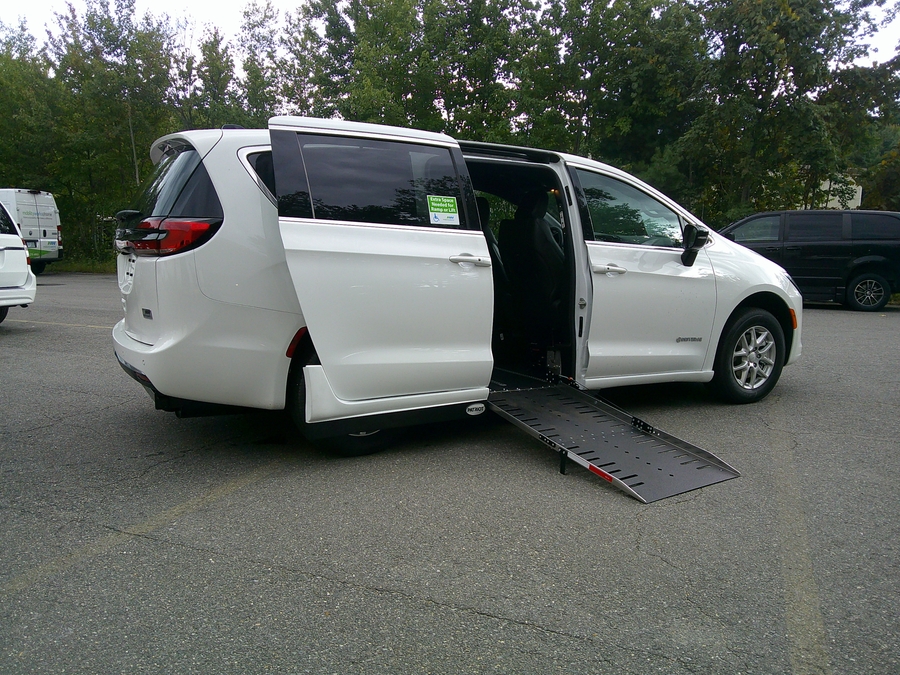 White Chrysler Pacifica image number 2