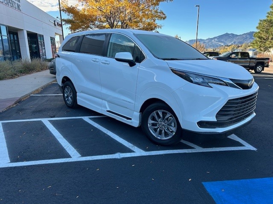New 2025 Toyota Sienna Hybrid LE AWD w MID ROW - Vantage Mobility Commercial Side Entry Entry In Floor Manual Ramp