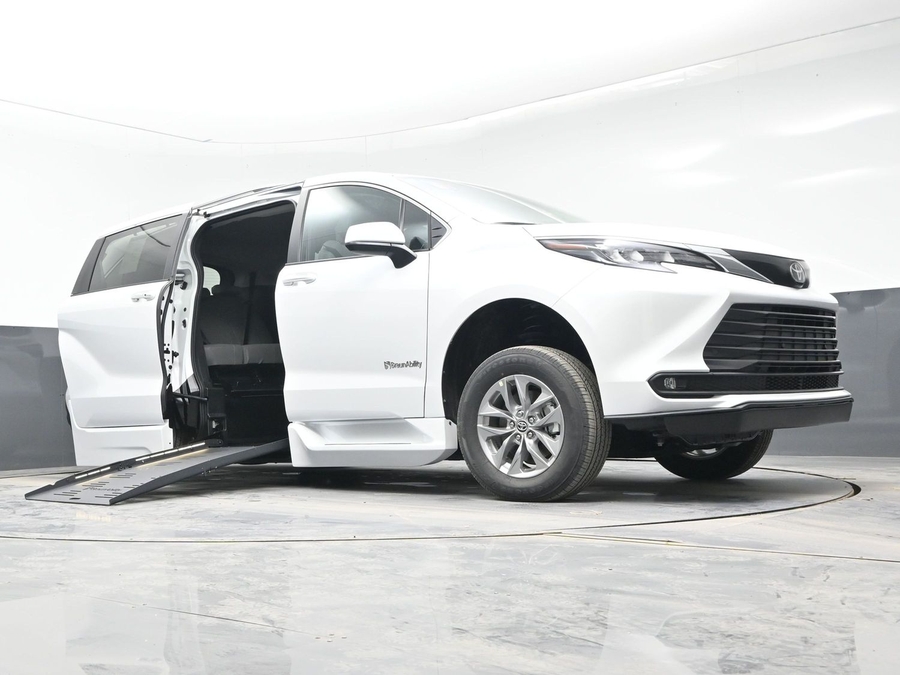 New 2026 Toyota Sienna Hybrid XLE Add - BraunAbility Side Entry Entry Fold Out Automatic Ramp