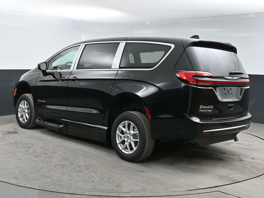 New 2026 Chrysler Pacifica Select Safety - BraunAbility Side Entry Entry Fold Out Automatic Ramp