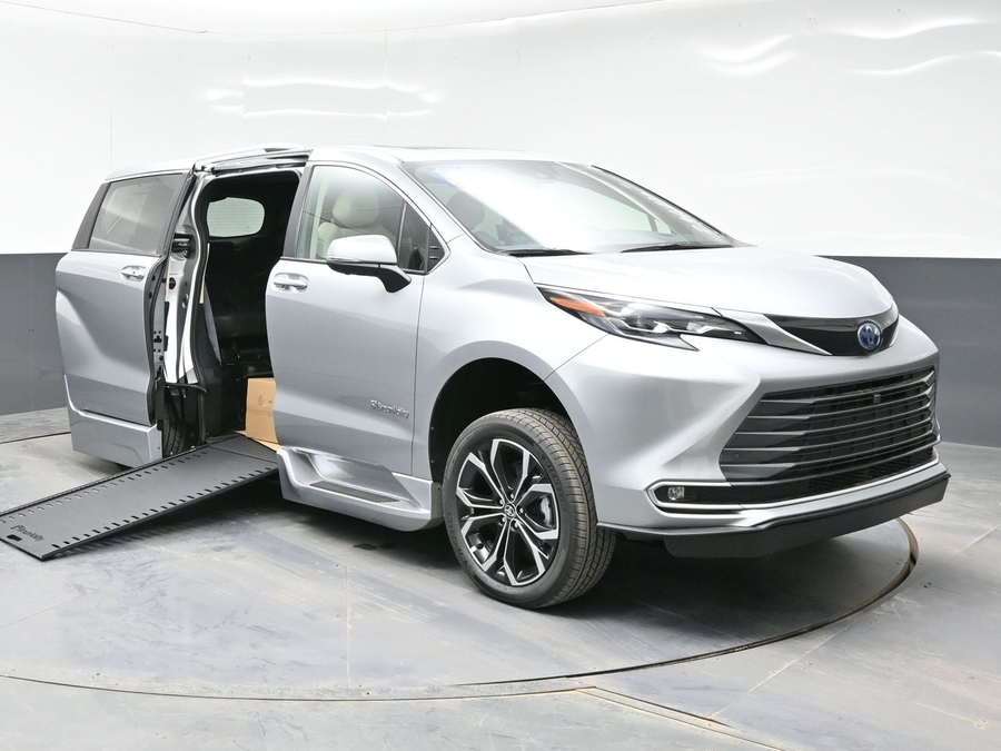 New 2025 Toyota Sienna Hybrid Platinum - BraunAbility Side Entry Entry In Floor Automatic Ramp