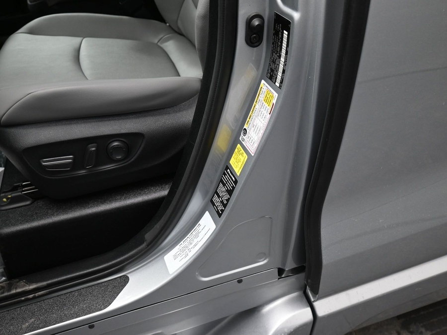 Silver Toyota Sienna image number 16