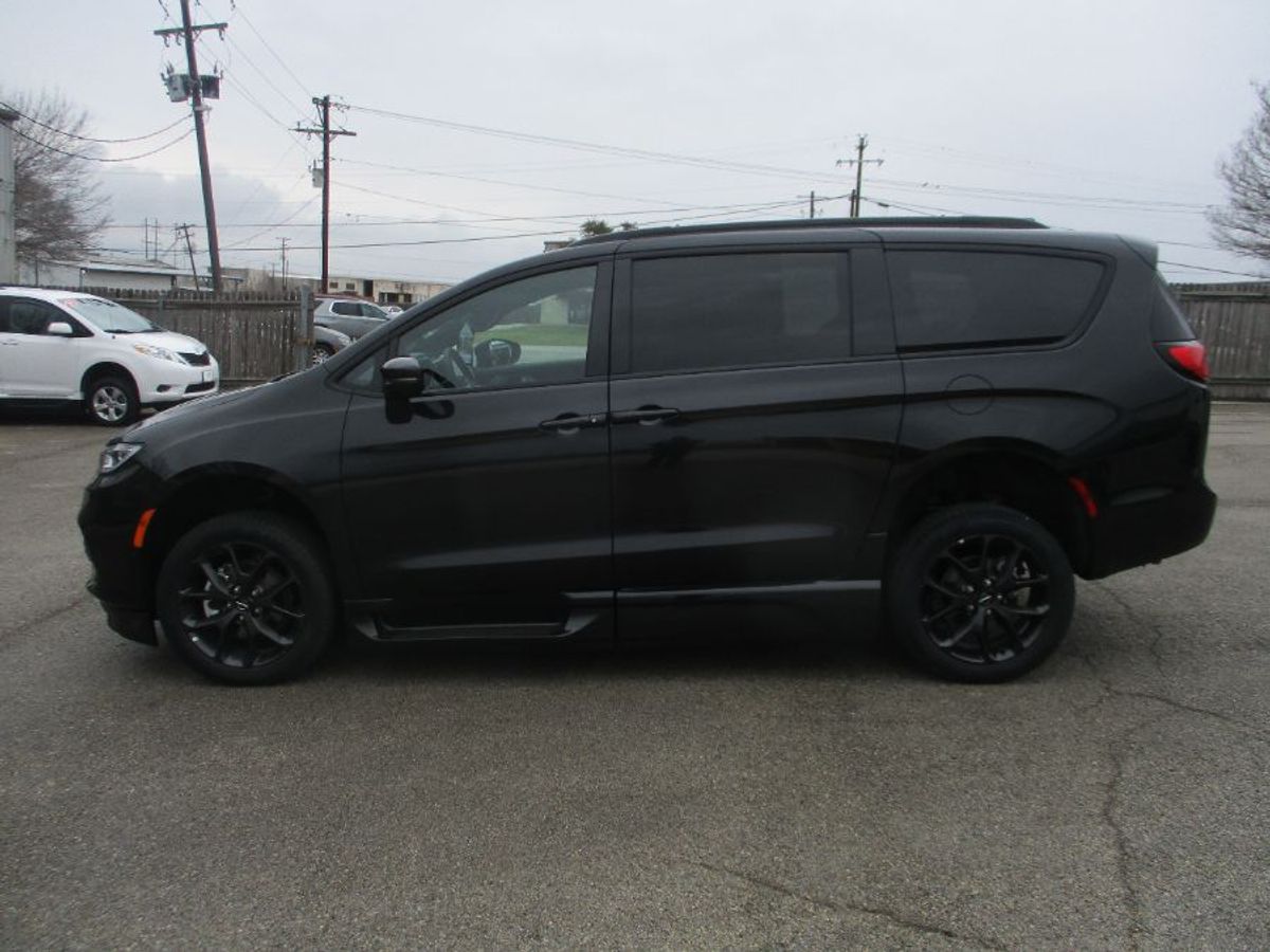 2023 CHRYSLER PACIFICA - Image 6