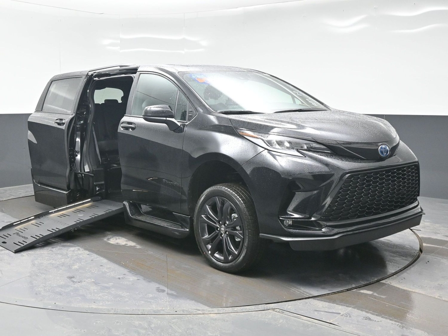 New 2025 Toyota Sienna Hybrid XSE Sport - BraunAbility Side Entry Entry Fold Out Automatic Ramp