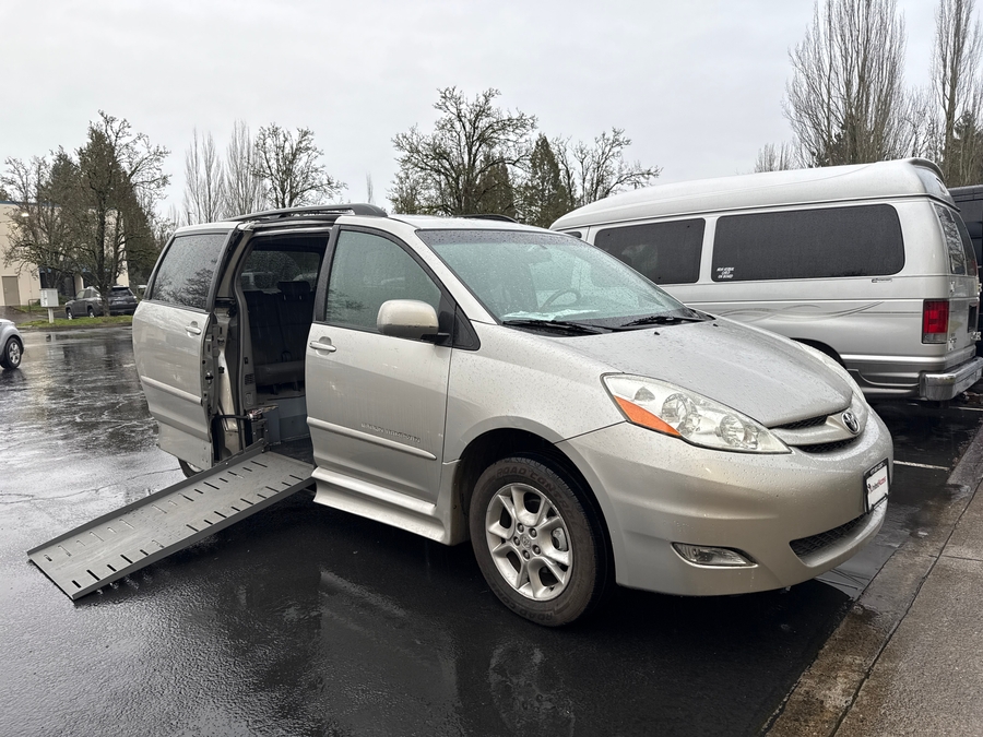 Used 2006 Toyota Sienna XLE - BraunAbility Side Entry Entry Fold Out Automatic Ramp