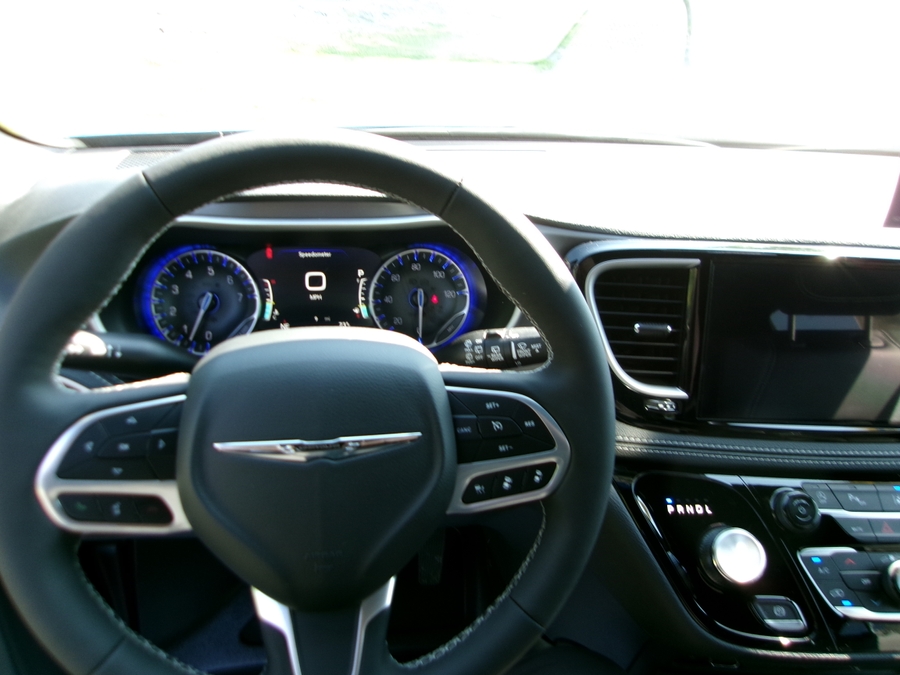 Blue Chrysler Pacifica image number 14