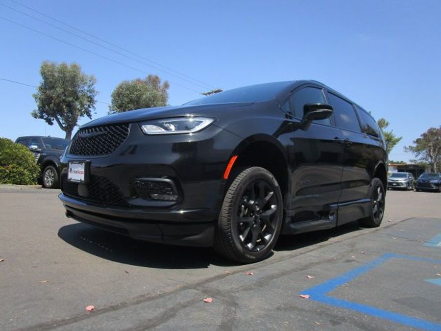Used 2023 Chrysler Pacifica Touring L - BraunAbility Side Entry Entry Fold Out Automatic Ramp