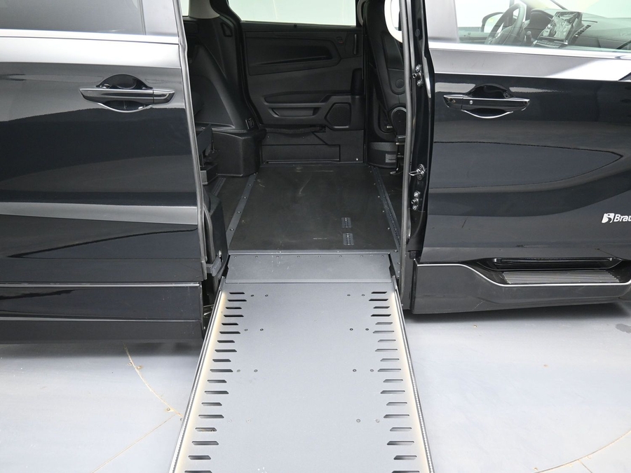 Black Honda Odyssey image number 11