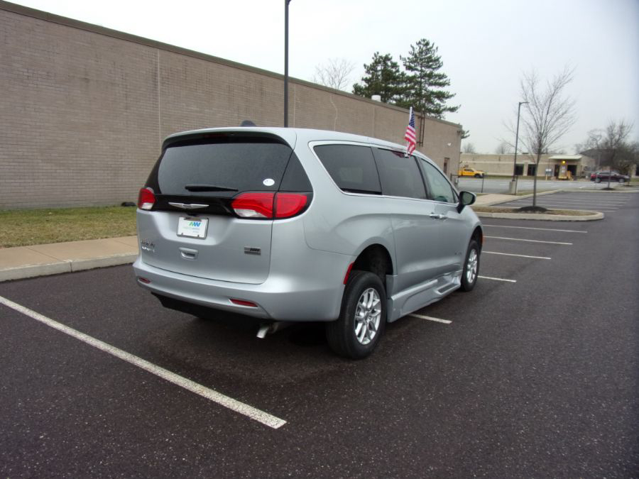 Silver Chrysler Voyager image number 7