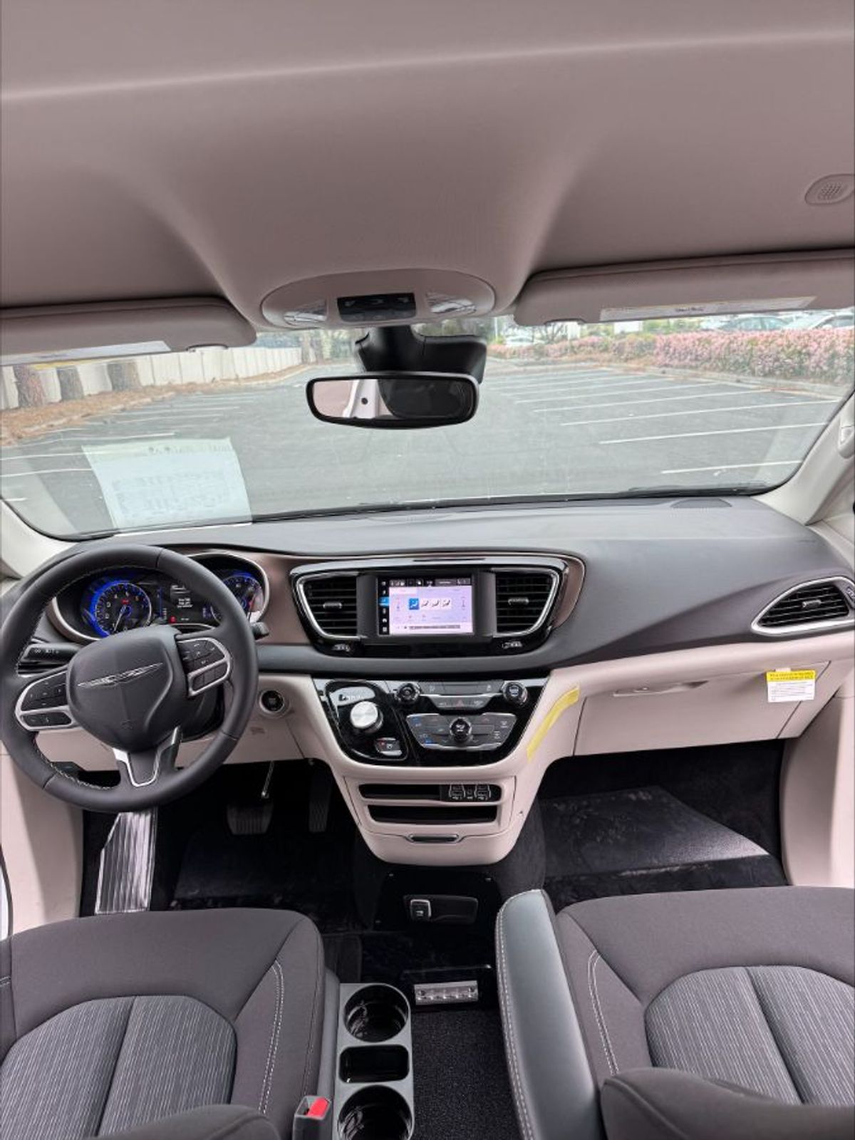 2024 CHRYSLER VOYAGER - Image 3