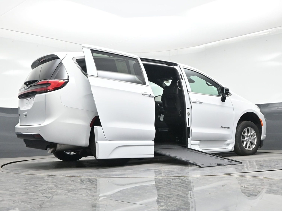 White Chrysler Pacifica image number 17