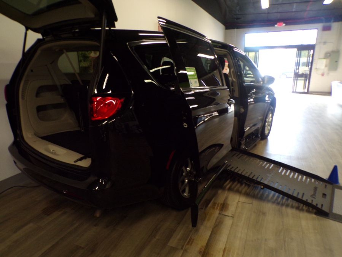 2023 CHRYSLER VOYAGER - Image 2