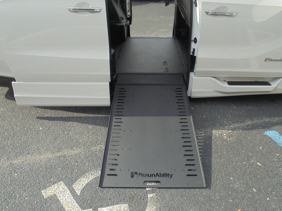 White Honda Odyssey image number 16