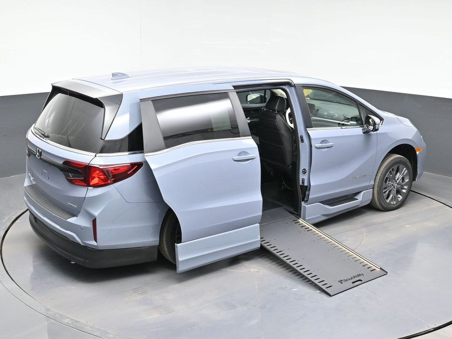 Grey Honda Odyssey image number 24