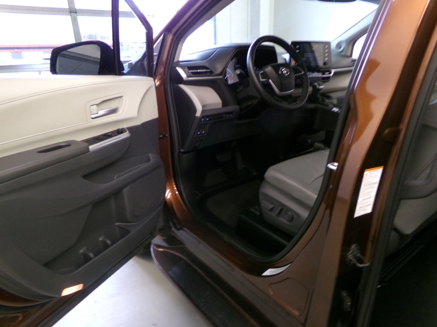 Orange Toyota Sienna image number 11