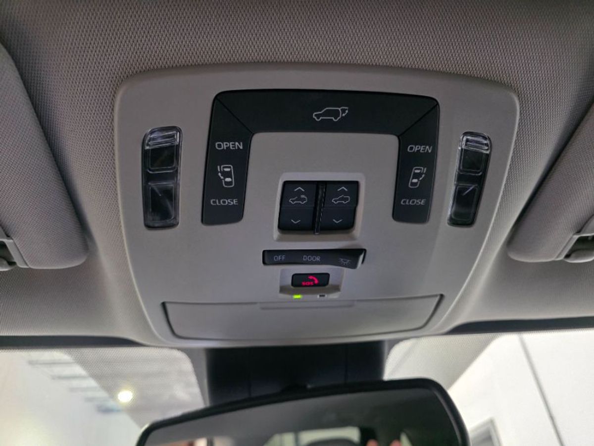 Grey Toyota Sienna image number 25