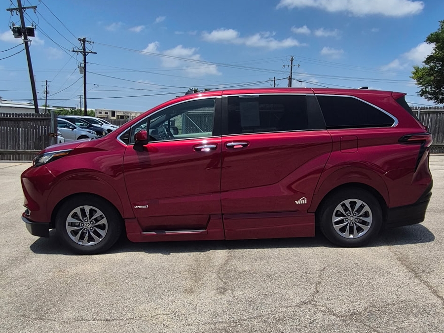 Red Toyota Sienna image number 7