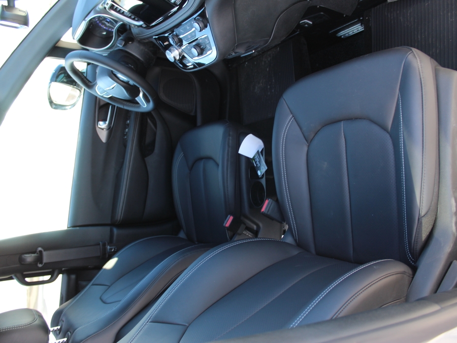 Silver Chrysler Pacifica image number 13