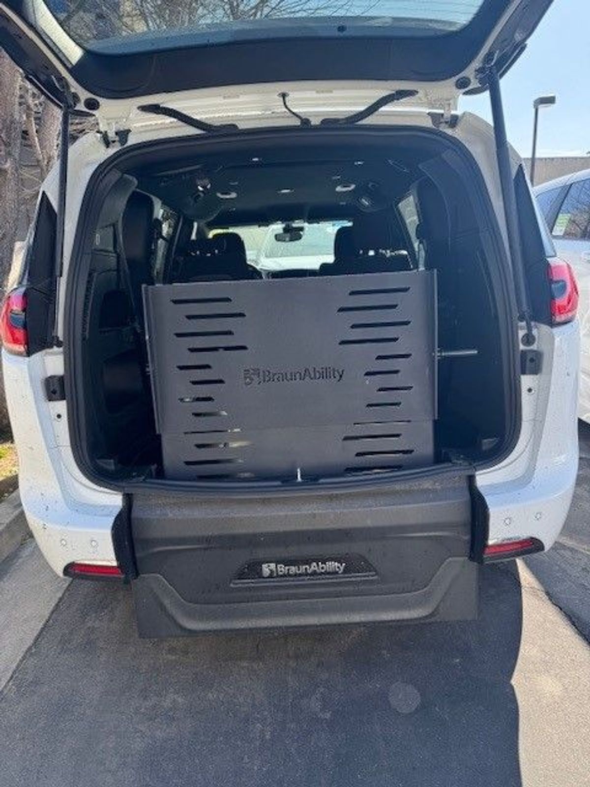 White Chrysler Voyager image number 6